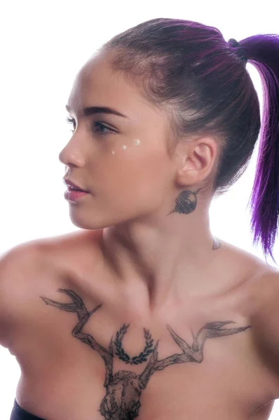 Όμορφο Κορίτσι Τατουάζ Που Ποζάρουν Στο Studio Λευκό Βαμμένα Μαλλιά — Φωτογραφία Αρχείου