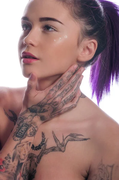Mooi Meisje Met Geverfd Haar Tattooes Poseren Studio Wit — Stockfoto