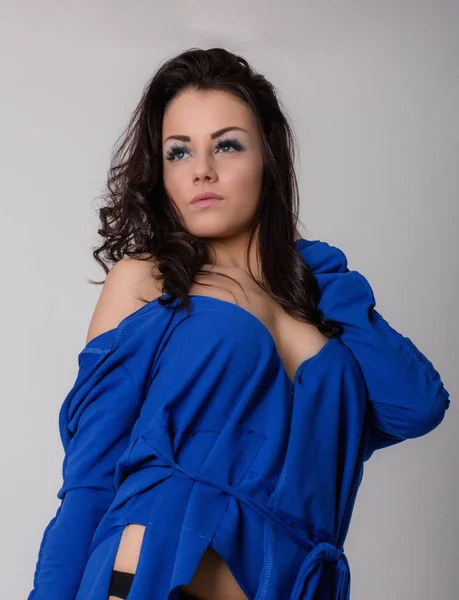 Mooie Jonge Brunette Vrouw Elektrische Blauwe Blouse Met Capuchon Poseren — Stockfoto