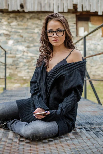 Vackra Lycklig Fashionabla Kvinna Talar Mobiltelefon Utomhus Park Solig Höstdag — Stockfoto