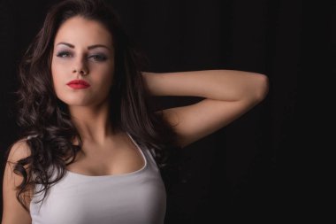 Karanlık studio arka planı poz güzel genç kadın 