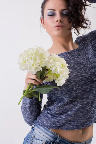 Приваблива Молода Брюнетка Тримає Свіжі Квіти — стокове фото
