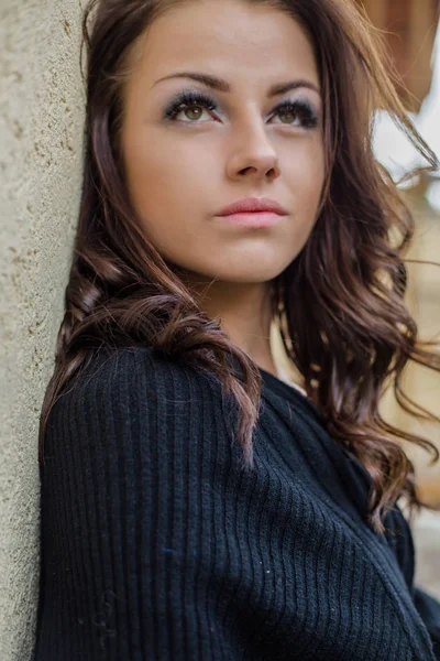 Poz genç ve güzel esmer kadın portresi 