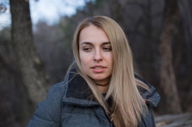 Kış ceket giyen güzel doğal sarışın genç kadın 