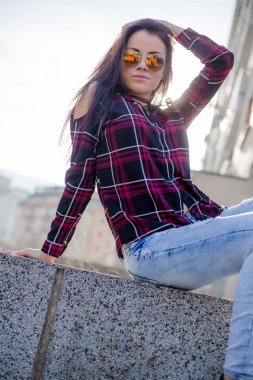 Şık genç esmer kadın poz güneş gözlüğü 