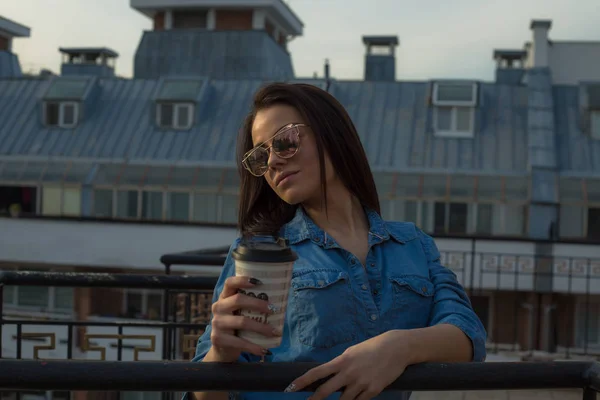 Ung Kvinna Som Håller Kaffekoppen Balkong — Stockfoto