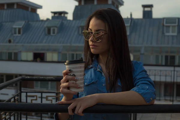 Ung Kvinna Som Håller Kaffekoppen Balkong — Stockfoto