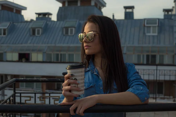 Jonge Vrouw Met Koffiekopje Balkon — Stockfoto