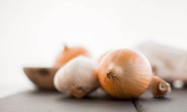 soğan ve sarımsak beyaz zemin üzerine izole yakın çekim 