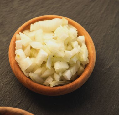 ahşap kase kıyılmış taze ve çiğ beyaz soğan dilimleri 