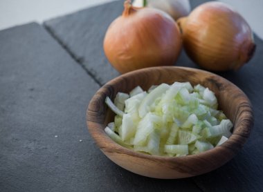 ampul ahşap kase kıyılmış taze ve çiğ beyaz soğan dilimleri
