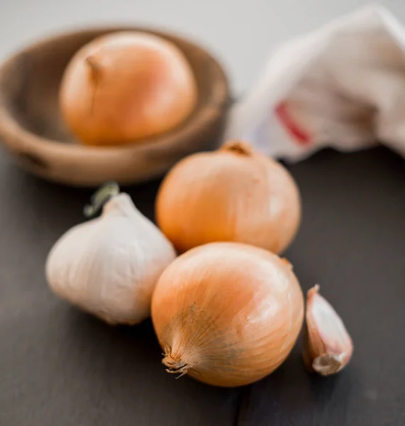 Bowl Onions Garlic Tablecloth Isolated White Background Close — Stock Photo, Image