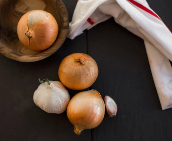 Bowl Onions Garlic Tablecloth Dark Background Close — Stock Photo, Image