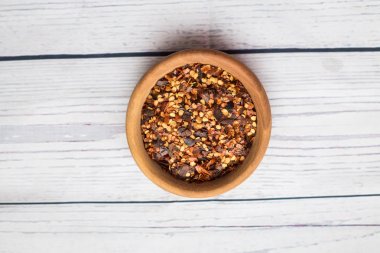 ahşap masa üzerinde bir kapta toz biber kurutulmuş