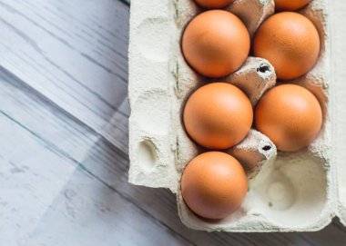 tavuk yumurta karton kapsayıcı ahşap masa, yakın çekim, Paskalya kavramı