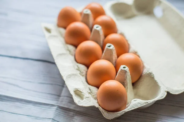 tavuk yumurta karton kapsayıcı ahşap masa, yakın çekim, Paskalya kavramı