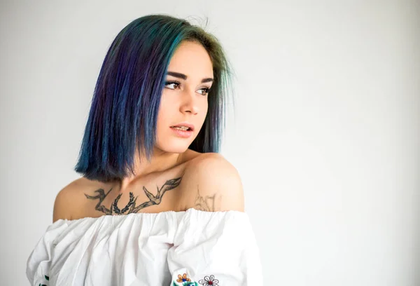 renkli saçlı ve beyaz arka plan üzerinde izole işlemeli en iyi poz içinde dövme güzel kadın