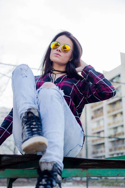 Elegante Joven Morena Mujer Gafas Sol Posando Aire Libre — Foto de Stock