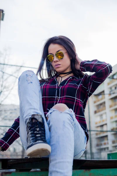 Élégant Jeune Femme Brune Dans Des Lunettes Soleil Posant Extérieur — Photo