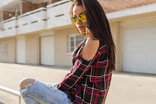 Stylische Junge Brünette Frau Mit Sonnenbrille Sitzt Auf Brüstung Mit — Stockfoto