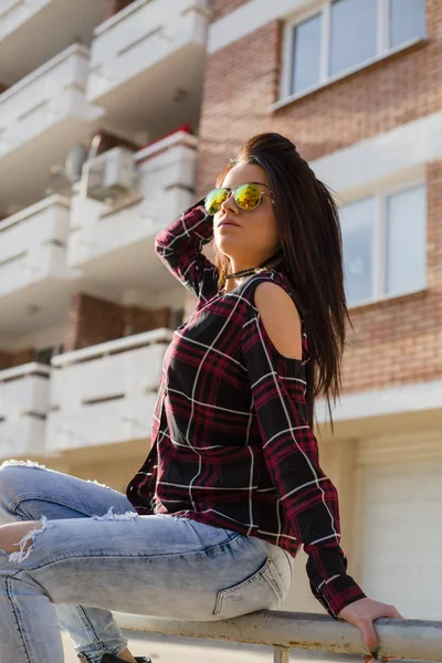 Stylish Young Brunette Woman Sunglasses Sitting Parapet Building Background — Stock Photo, Image