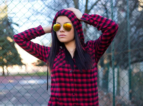 Mode Sommaren Utomhus Porträtt Ung Flicka Poserar Gatan Bakgrunden Solglasögon — Stockfoto