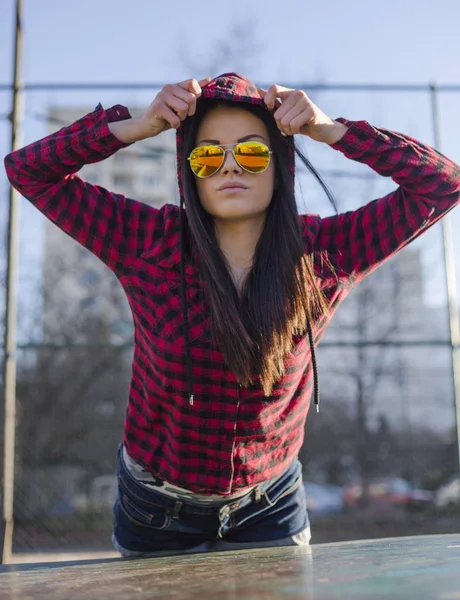 Mode Sommaren Utomhus Porträtt Ung Flicka Poserar Gatan Bakgrunden Solglasögon — Stockfoto
