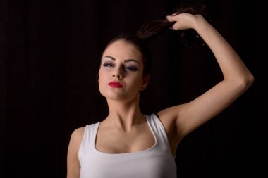 Karanlık studio arka planı poz güzel genç kadın