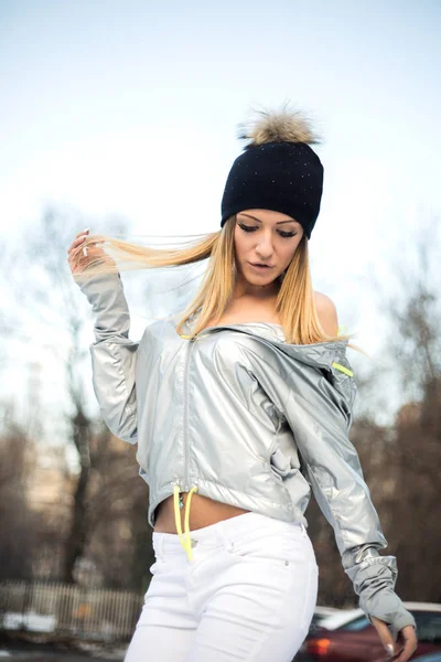 Портрет Привлекательной Блондинки Шляпе Серебряной Куртке Позирующей Размытом Фоне Зимнего — стоковое фото