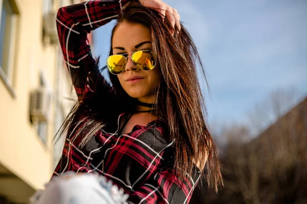 Attraktive Junge Frau Mit Sonnenbrille Und Kariertem Hemd Posiert Einem — Stockfoto