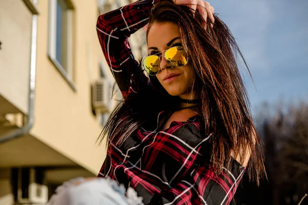 Atrakcyjna Młoda Kobieta Sobie Okulary Kraciaste Koszule Pozowanie Ulicy Słoneczny — Zdjęcie stockowe