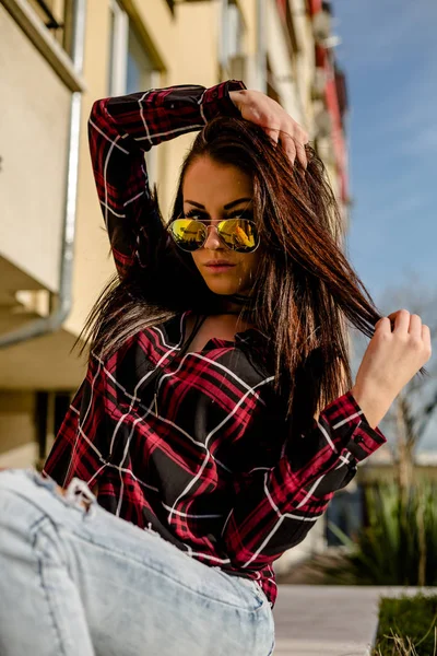 Beautiful Brunette Woman Sunglasses Sitting Parapet Sunny Day — Stock Photo, Image