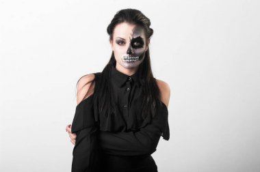 Yüzü boyalı kafatasında olan kadın portresi