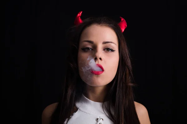 Mladá Žena Ďáblem Rohy Hlavě Cigaretového Kouře Pózuje Černém Pozadí — Stock fotografie