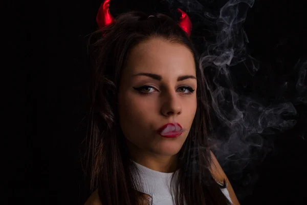 Junge Frau Mit Teufelshörnern Auf Dem Kopf Und Zigarettenrauch Posiert — Stockfoto