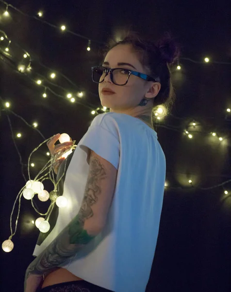 Ung Tatuerade Kvinna Poserar Med Ljusa Garland Mörker — Stockfoto