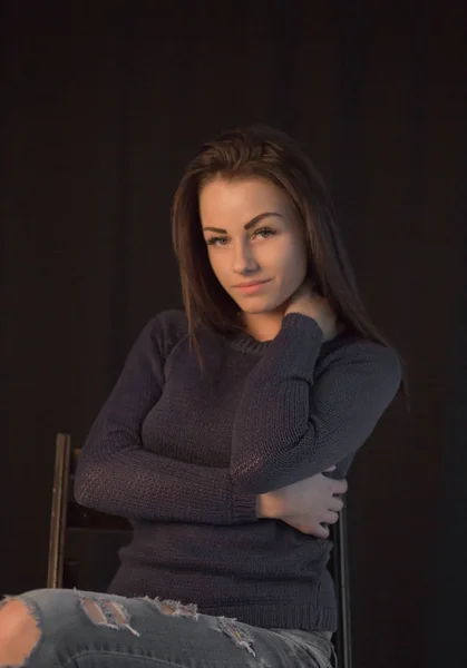 Retrato Una Joven Mujer Tierna Posando Sobre Fondo Negro —  Fotos de Stock