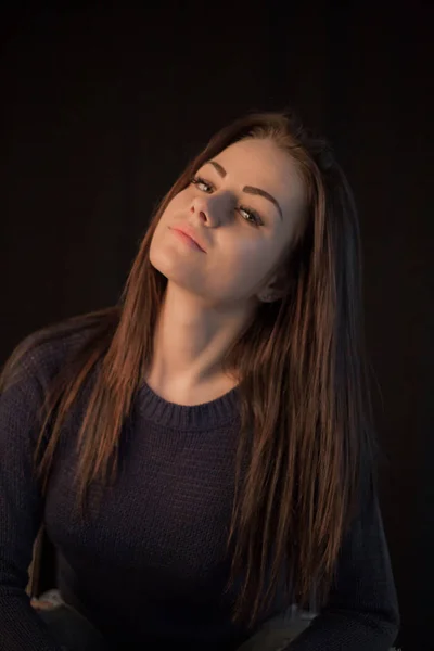 Retrato Una Joven Mujer Tierna Posando Sobre Fondo Negro — Foto de Stock