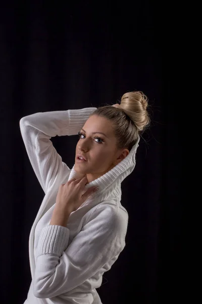 Unga Blonda Kvinnan Vit Mysig Tröja Poserar Svart Bakgrund — Stockfoto