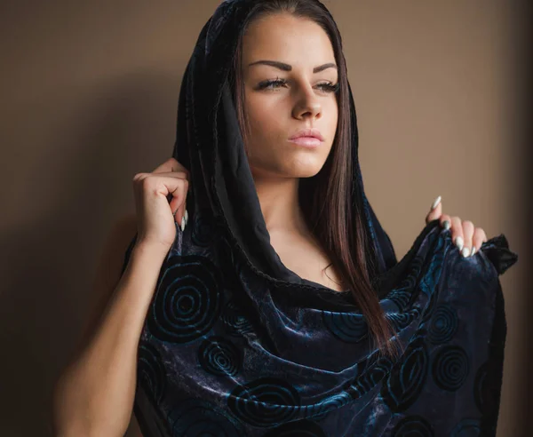 Retrato Jovem Mulher Cachecol Azul Escuro Fundo Marrom — Fotografia de Stock