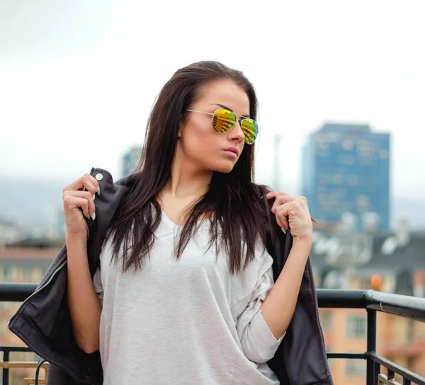 Mujer Joven Con Estilo Gafas Sol Posando Chaqueta Cuero Sobre — Foto de Stock