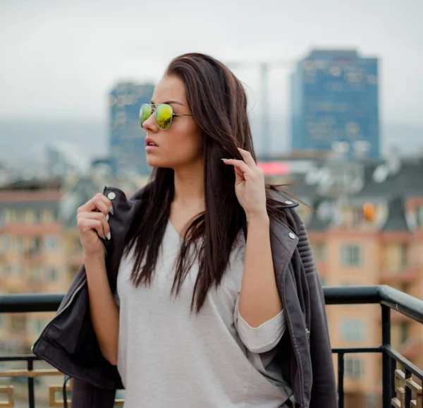 Mujer Joven Con Estilo Gafas Sol Posando Chaqueta Cuero Sobre — Foto de Stock