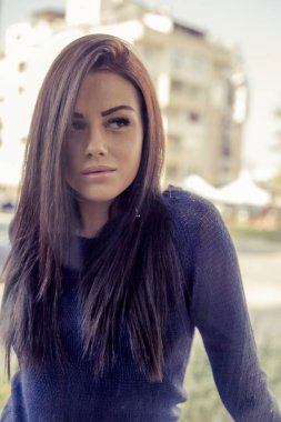 Pencereden güzel, genç, esmer bir manken.