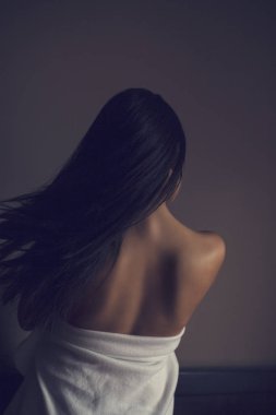 Seksi kadın yatakta uzanıyor. Yakın çekim.