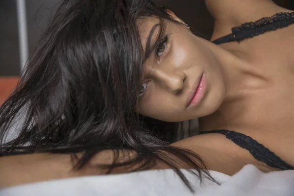 Seksi Kadın Yatakta Uzanıyor Yakın Çekim — Stok fotoğraf