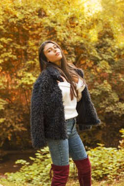 Parktaki sonbahar portresi kadını