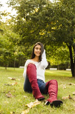 Parktaki sonbahar portresi kadını