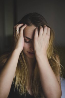 Güzel bir genç kadının portresi.