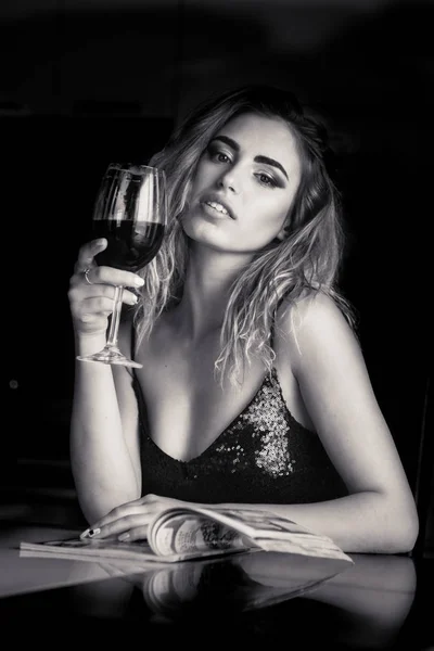 Attraente Giovane Donna Con Bicchiere Vino Casa — Foto Stock