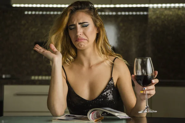 Attraente Giovane Donna Con Bicchiere Vino Casa — Foto Stock